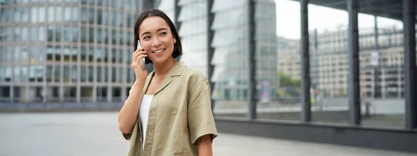 Portrét Asijské Dívky Usmívající Telefonující Telefonující Stojící Ulici Poblíž Budovy — Stock fotografie