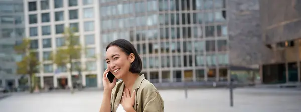 Vertikal Bild Leende Elegant Asiatisk Flicka Har Ett Telefonsamtal Och — Stockfoto