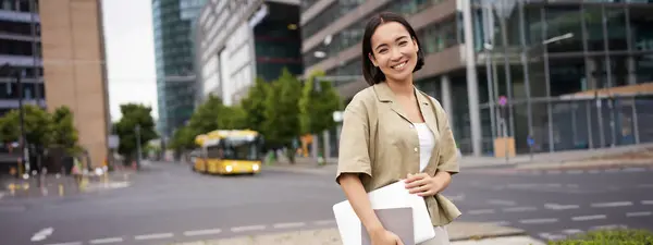 Vacker Asiatisk Flicka Ler Som Pendlar Till Jobbet Står Gatan — Stockfoto