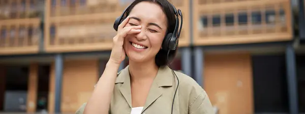 Portrait Belle Femme Asiatique Casque Écoutant Musique Dans Rue Centre — Photo