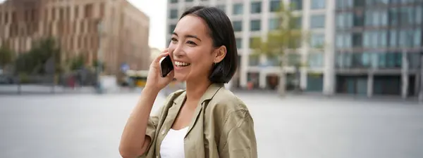 Modern Ung Asiatisk Flicka Pratar Mobiltelefon Använder Telefon Stadens Gata — Stockfoto