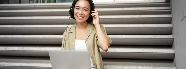 Leende Asiatisk Flicka Hörlurar Fungerar Laptop Digital Nomad Med Hjälp — Stockfoto