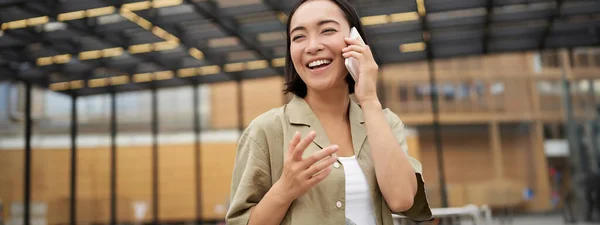 Ung Asiatisk Kvinna Ler Pratar Mobiltelefon Och Promenader Centrum Poserar — Stockfoto