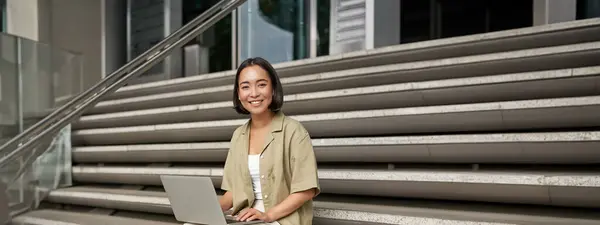Vertikal Bild Asiatisk Flicka Sitter Med Laptop Dricker Kaffe Universitetet — Stockfoto