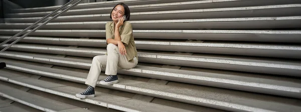 Портрет Азиатской Студентки Лестнице Разговаривает Мобильному Телефону Улыбается Камеру Сидит — стоковое фото