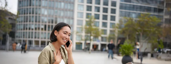 Vertikal Bild Leende Elegant Asiatisk Flicka Har Ett Telefonsamtal Och — Stockfoto
