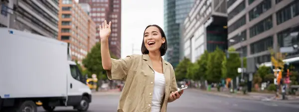 Menina Asiática Feliz Passando Por Amigo Acenando Para Eles Rua — Fotografia de Stock