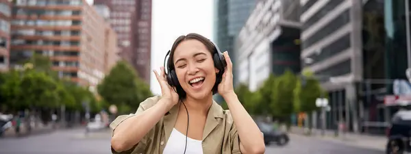 Bailarina Sintiéndose Feliz Ciudad Mujer Asiática Bailando Escuchando Música Auriculares —  Fotos de Stock