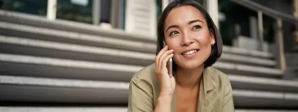 Tecnología Celular Sonriente Chica Asiática Habla Teléfono Móvil Hace Una — Foto de Stock