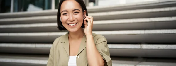 Porträt Eines Lächelnden Asiatischen Mädchens Hört Musik Podast Drahtlosen Kopfhörern — Stockfoto