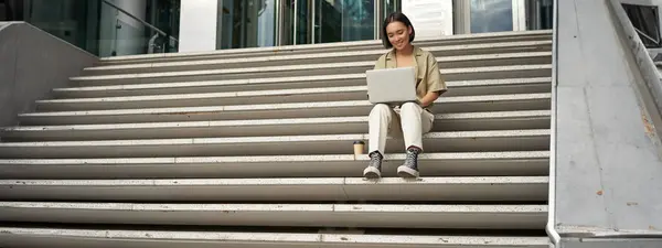 Asiatisk Tjej Student Sitter Trappor Nära Campus Typer Laptop Gör — Stockfoto