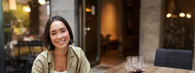 Öğrenci çalışıyor, kafede dizüstü bilgisayarla oturuyor uzaktan çalışıyor, dizüstü bilgisayar kullanıyor. Teknoloji ve insanlar