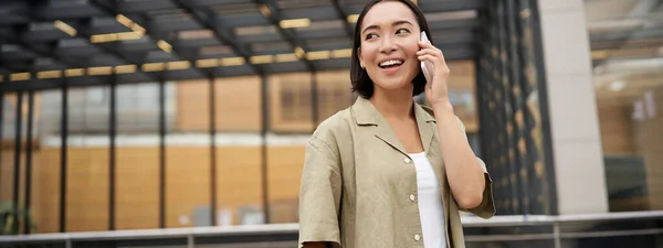Mujer Asiática Feliz Hablando Por Teléfono Móvil Pie Parada Autobús — Foto de Stock