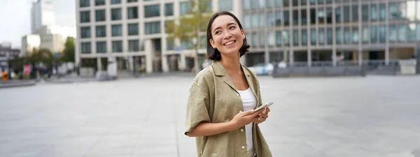 Porträtt Asiatisk Kvinna Som Står Gatan Torget Och Håller Mobiltelefon — Stockfoto