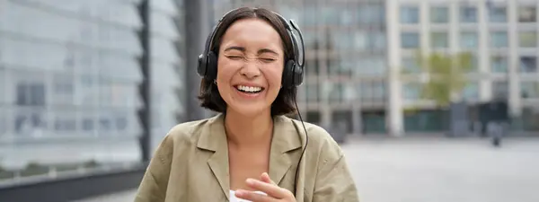 Chica Asiática Despreocupada Riendo Sonriendo Usando Auriculares Caminando Por Calle — Foto de Stock