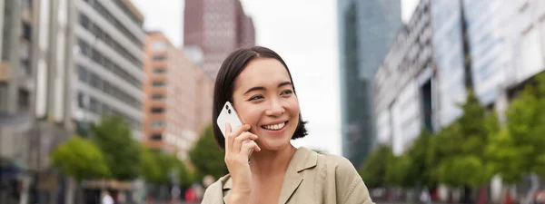 Portrét Usměvavé Asijské Ženy Mluví Mobilním Telefonu Chodí Ulici Poblíž — Stock fotografie