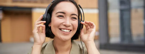 Portrét Krásné Asijské Ženy Sluchátkách Poslech Hudby Ulici Centru Města — Stock fotografie