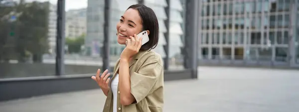 Conexión Celular Joven Asiática Mujer Hace Una Llamada Telefónica Hablando — Foto de Stock