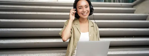 Leende Asiatisk Flicka Hörlurar Fungerar Laptop Digital Nomad Med Hjälp — Stockfoto