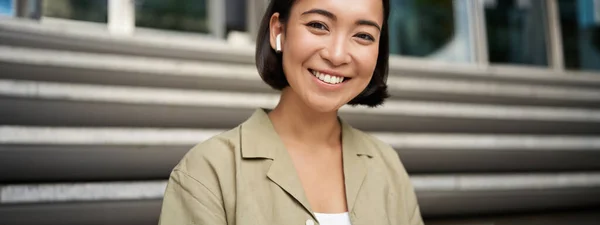 Retrato Chica Asiática Sonriente Escucha Música Podast Auriculares Inalámbricos Usando —  Fotos de Stock