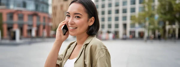 Celluláris Kapcsolat Fiatal Ázsiai Telefonál Mobiltelefonon Beszél Utcán Sétál — Stock Fotó