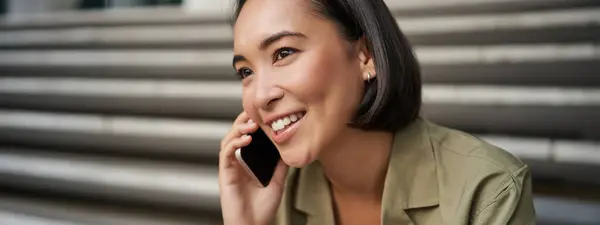 Kommunikation Ung Asiatisk Kvinna Talar Mobiltelefon Har Ett Telefonsamtal Använder — Stockfoto
