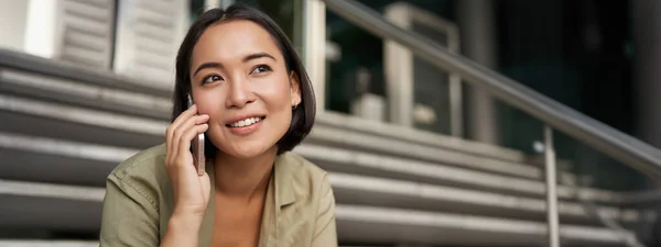 Retrato Chica Asiática Sonríe Mientras Habla Teléfono Móvil Una Joven —  Fotos de Stock