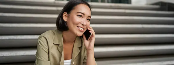 Портрет Красивой Азиатской Девушки Разговаривает Мобильному Телефону Сидит Лестнице Женщина — стоковое фото