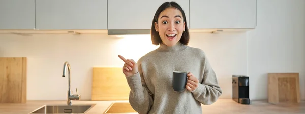 Gülümseyen Asyalı Kızın Portresi Mutfakta Duruyor Fincandan Kahve Içiyor Afişi — Stok fotoğraf