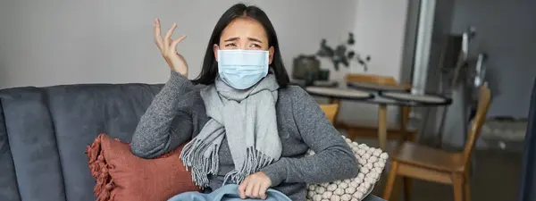 Covid Health 약자이다 의료용 마스크를 이시아인 여성은 아프고 느끼고 감기에 — 스톡 사진