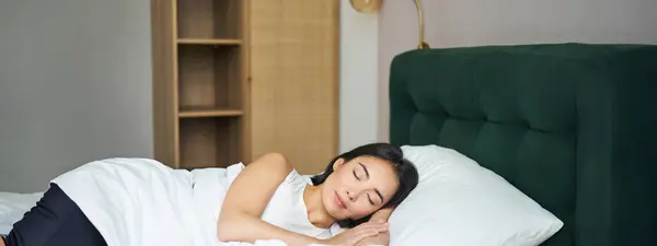 Beautiful Asian Girl Sleeping Her Bed Lying Bedroom Closed Eyes — Stock Photo, Image
