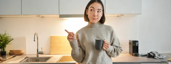 Gülümseyen Asyalı Kızın Portresi Mutfakta Duruyor Fincandan Kahve Içiyor Afişi — Stok fotoğraf
