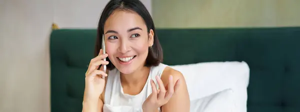 Ritratto Ravvicinato Ragazza Asiatica Carina Letto Parlando Sul Telefono Cellulare — Foto Stock