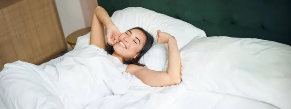 Selamat Pagi Gadis Asia Yang Cantik Bangun Dengan Mengenakan Jas — Stok Foto