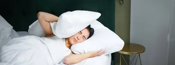 Insomnia Gadis Asia Menutup Telinganya Dengan Bantal Sebagai Pasangan Mendengkur — Stok Foto