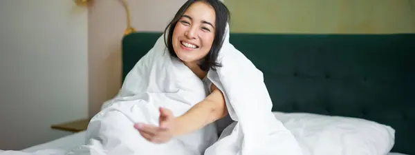 Beautiful Asian Woman Sitting Bed Covered White Duvet Smiling Enjoying — Stock Photo, Image
