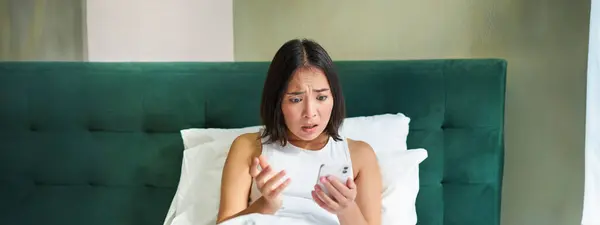 Imagen Del Dormitorio Mujer Asiática Acostada Cama Mirando Asustada Sorprendida —  Fotos de Stock