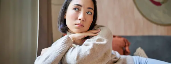 Frauen Und Wohlfühlkonzept Porträt Einer Nachdenklichen Asiatin Die Mit Kopfkissen — Stockfoto