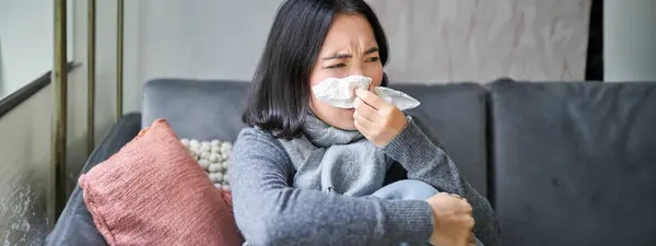 Primer Plano Chica Coreana Estornudando Siesta Sentado Casa Bufanda Sintiéndose —  Fotos de Stock