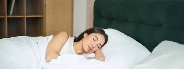 Beautiful Asian Girl Sleeps Her Bed White Sheets Warm Winter — Stock Photo, Image