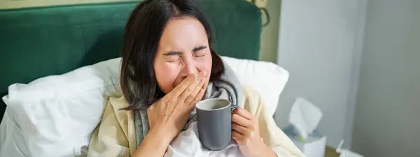 Hasta Hisseden Hapşıran Burnu Akan Sıcak Çay Içen Asyalı Bir — Stok fotoğraf