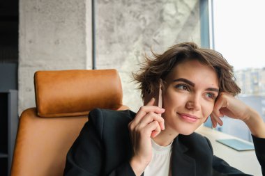 Şirketten bir kadının gülüşünün, telefonda konuşmasının, ofiste oturmasının yakın bir portresi..