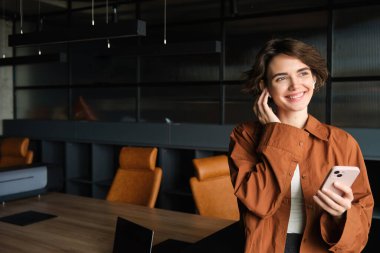Ofis çalışanı görüntüsü, konferans odasında çalışan çalışanlar, cep telefonuyla konuşan kablosuz kulaklıklar..