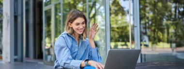 Genç bir kadının portresi, açık kafeden öğrenci görüntülü sohbeti. İş kadını laptopta toplantı yapıyor, arkadaşça gülümsüyor..