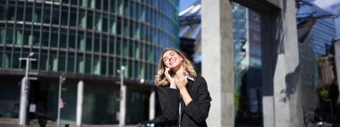 Memnun iş kadını sokakta kutlama yapıyor, cep telefonuyla konuşuyor, aradığında iyi haberler alıyor. Kurumsal insan kavramı