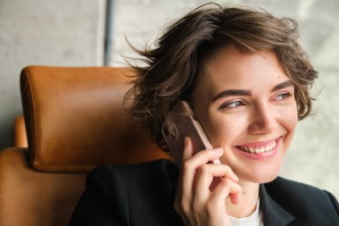 Şirketten bir kadının gülüşünün, telefonda konuşmasının, ofiste oturmasının yakın bir portresi..