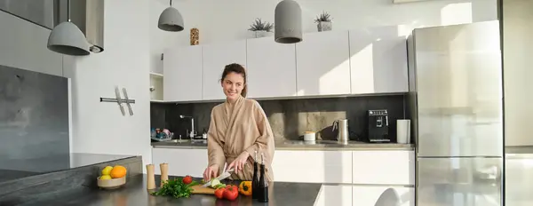 Retrato Una Mujer Guapa Cocinando Ensalada Cocina Picando Verduras Sonriendo —  Fotos de Stock