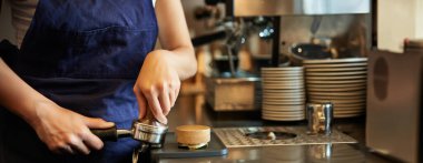 Barista kadınlarının ellerini kapatın. Kahveyi karıştırın. Tezgahın arkasındaki kafede siparişi hazırlayın..