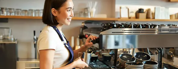 Leende Ung Asiatisk Barista Flicka Med Hjälp Kaffebryggare Ångkokare Ångande Stockbild