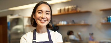 Dost canlısı Asyalı kızın gülümsemesi, kahve servisi yapması, kahvecinin sana kahve vermesi, müşterinin kahvesini hazırlaması..